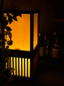 川口のバー「掌 TANAGOKORO」の店内行灯照明